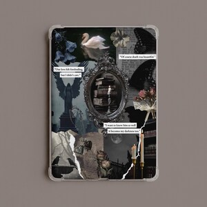 Może przedstawiać: Prostokątne etui na tablet z mrocznym kolażem estetycznym, zawierającym centralnie umieszczoną ozdobną ramę lustra ze stosem książek i świecą. Projekt obejmuje białego łabędzia, czarne motyle, posąg, róże oraz cytaty tekstowe na ciemnym tle.