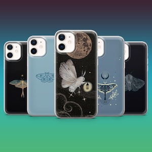 Puede incluir: Una colección de fundas para teléfonos con varios diseños de polillas y celestiales. Las fundas presentan ilustraciones de polillas, lunas y estrellas en una gama de colores, incluyendo negro, azul y blanco. Las fundas se muestran sobre un fondo degradado.