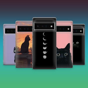Puede incluir: Cinco fundas de teléfono diferentes con diseños de gatos negros. Las fundas son todas negras con diferentes diseños, incluyendo un gato sentado en una azotea, un gato con un diseño de luna creciente, un gato con un fondo negro y un gato con un fondo rosa.
