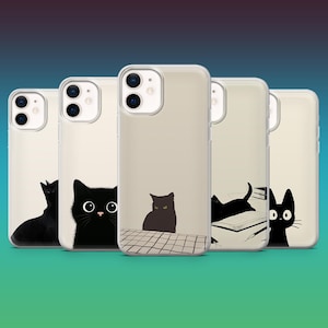 Pode incluir: Uma coleção de cinco capas de telefone transparentes, cada uma com uma ilustração diferente de um gato preto. Os gatos são retratados em várias poses, incluindo sentados, olhando para uma mesa e espreitando. As capas têm um fundo neutro.