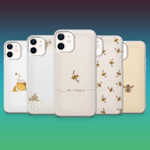 Puede incluir: Cinco fundas para teléfono con diseños de abejas. Las fundas presentan ilustraciones de abejas, panales y tarros de miel. Una funda tiene el texto "bee happy". Las fundas son en tonos blancos, beige y amarillos.