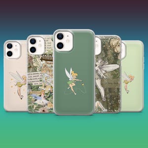 Könnte beinhalten: Fünf Handyhüllen mit verschiedenen Designs. Die Hüllen sind in verschiedenen Farben erhältlich, darunter Grün, Beige und Hellgrün. Jede Hülle zeigt eine andere Illustration einer Fee. Eine Hülle hat den Text "Fairy Dust".