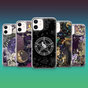 Peut inclure: Cinq étuis de téléphone différents avec un fond noir et des motifs fantaisistes et colorés. Les motifs comprennent des étoiles, des lunes, des chats et d'autres images mystiques. Les étuis sont tous transparents et laissent apparaître le téléphone à travers le motif.