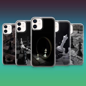 Peut inclure: Plusieurs coques de téléphone avec des motifs sur le thème des échecs. Les coques présentent des pièces d'échecs, des échiquiers et des compositions artistiques. La palette de couleurs comprend le noir, le blanc et le gris, avec un effet miroir sur certaines coques.