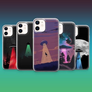 Peut inclure: Plusieurs coques de téléphone avec des motifs sur le thème des extraterrestres. Chaque coque présente une scène différente, avec des ovnis, des faisceaux lumineux et des silhouettes d'arbres et de personnages, sur divers fonds.
