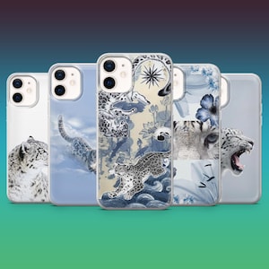 Peut inclure: Cinq coques de smartphone transparentes avec des motifs de léopards des neiges. Les coques présentent diverses illustrations de léopards dans des paysages enneigés, des motifs floraux et des designs bleus, dont un gros plan sur un visage.