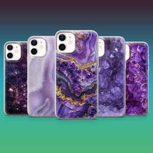 Può includere: Cinque diverse custodie per telefono con design in agata viola e oro. Le custodie sono tutte trasparenti e mostrano il design attraverso la plastica.