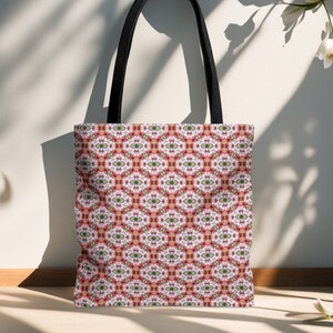 Może przedstawiać: Torba z czarnymi uchwytami i kwiatowym wzorem w kolorze różowym, białym i zielonym.