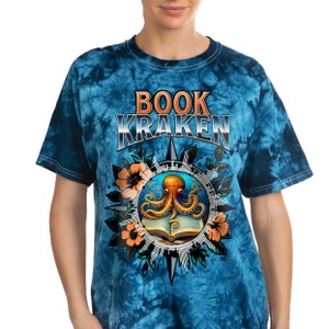 Book Kraken blue tie-dye shirt gift for book loving friend gifted bookish crewneck teacher reading t-shirt library day unique graphic tee Bild 3
