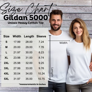 K&ouml;nnte beinhalten: Eine Gr&ouml;&szlig;entabelle f&uuml;r ein Gildan 5000 Unisex Heavy Cotton T-Shirt mit Ma&szlig;en in Zoll. Die Tabelle enth&auml;lt die Gr&ouml;&szlig;en S bis 5XL mit Breiten-, L&auml;ngen- und &Auml;rmelma&szlig;en. Im Hintergrund sind zwei Personen zu sehen, die wei&szlig;e T-Shirts tragen.