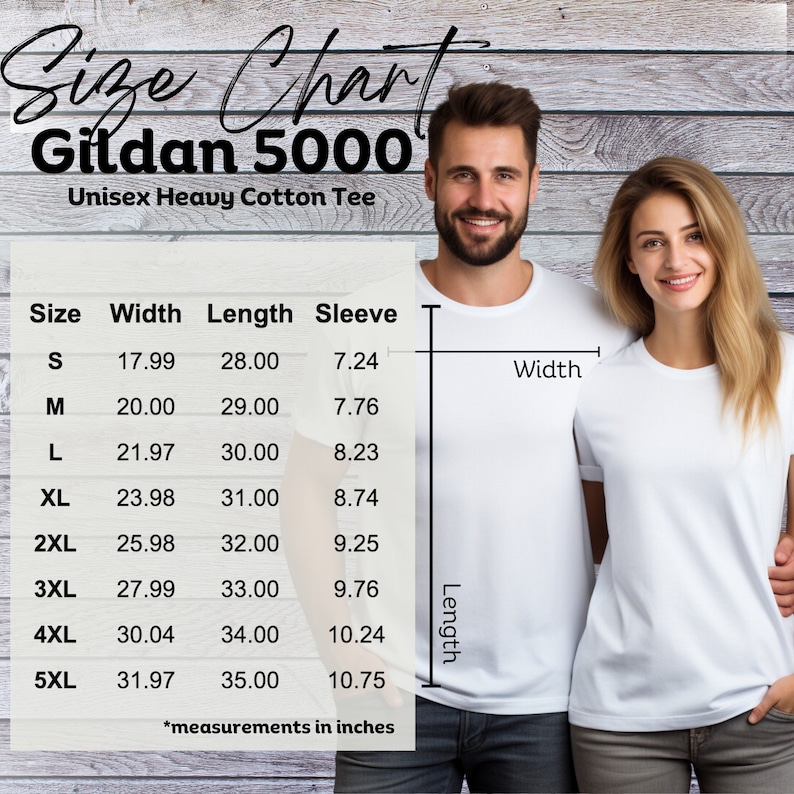 K&ouml;nnte beinhalten: Eine Gr&ouml;&szlig;entabelle f&uuml;r ein Gildan 5000 Unisex Heavy Cotton T-Shirt mit Ma&szlig;en in Zoll. Die Tabelle enth&auml;lt die Gr&ouml;&szlig;en S bis 5XL mit Breiten-, L&auml;ngen- und &Auml;rmelma&szlig;en. Im Hintergrund sind zwei Personen zu sehen, die wei&szlig;e T-Shirts tragen.