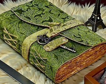 Diario de cuero de inspiración vintage, hecho a mano, papel antiguo con bordes desbarbados, hermoso libro de sombras con relieve de flores de jardín, cuaderno de bocetos, diario con llaves.