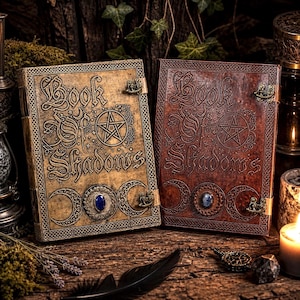 Puede incluir: Dos diarios ornamentados "Book of Shadows". Uno es dorado, el otro marr&oacute;n. Ambos presentan dise&ntilde;os en relieve, incluyendo un pentagrama, lunas crecientes y el t&iacute;tulo. Cada uno tiene una gema azul y un cierre met&aacute;lico.