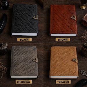 Puede incluir: Cuatro diarios encuadernados en cuero en colores negro, marr&oacute;n, carb&oacute;n y tabaco. Cada diario presenta un cierre decorativo y un dise&ntilde;o de cubierta estampado. Las etiquetas debajo dicen "BLACK", "BROWN", "CHARCOAL" y "TOBACCO".