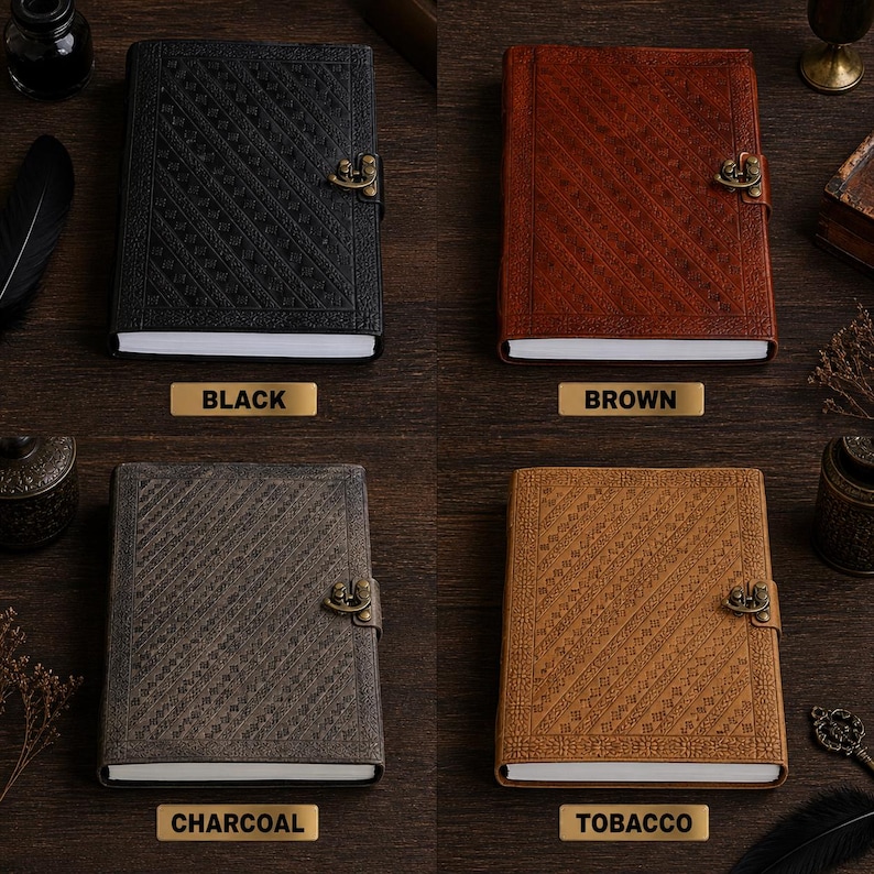 Puede incluir: Cuatro diarios encuadernados en cuero en colores negro, marr&oacute;n, carb&oacute;n y tabaco. Cada diario presenta un cierre decorativo y un dise&ntilde;o de cubierta estampado. Las etiquetas debajo dicen "BLACK", "BROWN", "CHARCOAL" y "TOBACCO".