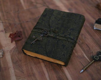 Diario de cuero de inspiración vintage, hecho a mano, papel antiguo con bordes desbarbados, hermoso libro de sombras con relieve de flores de jardín, cuaderno de bocetos, diario con llaves.