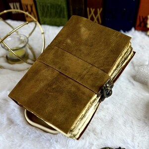 Diario in pelle vintage - Libro delle ombre degli incantesimi vuoto, diario Grimoire, quaderno di scrittura di viaggio, chiusura con lucchetto antico con bordo frastagliato