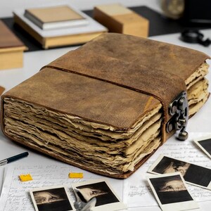 Diario in pelle vintage - Libro delle ombre degli incantesimi vuoto, diario Grimoire, quaderno di scrittura di viaggio, chiusura con lucchetto antico con bordo frastagliato