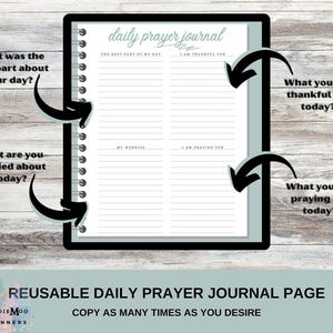Op de afbeelding: Een herbruikbare dagelijkse gebedsjournaalpagina met prompts voor reflectie. Het journaal bevat secties voor dagelijkse dankbaarheid, zorgen en gebeden. De pagina heeft een lichtblauwe rand en staat op een houten achtergrond.
