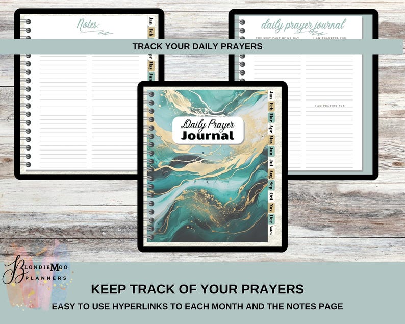 Op de afbeelding: Een dagelijks gebedenboek met een turquoise en gouden abstract omslagontwerp. Het boek bevat gelinieerde pagina's, maandelijkse tabbladen en de tekst "Daily Prayer Journal". De afbeelding bevat ook de tekst "Track Your Daily Prayers" en "Keep Track of Your Prayers".