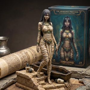 Puede incluir: Figura coleccionable pintada a mano de "The Awakened Priestess" de Tomb Keeper Collectibles. La figura es una mujer momificada con vendas, joyas y cabello gris. La figura es a escala 1/8 y se encuentra sobre una base de piedra con jeroglíficos.