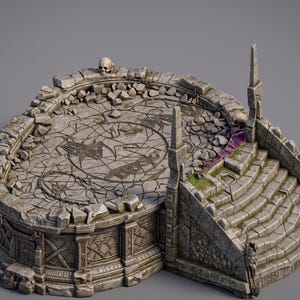 Op de afbeelding: Gedetailleerde stenen fantasieconstructie met een cirkelvormig platform, trappen en decoratieve gravures. Het platform heeft een gebarsten oppervlak met een centraal ontwerp. Een schedel staat bovenop de constructie. Het kleurenpalet is voornamelijk grijs en beige.