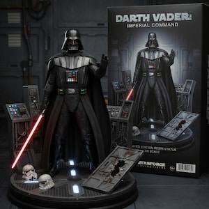 Puede incluir: Una detallada estatua de resina de Darth Vader de Star Wars, sosteniendo un sable de luz rojo. La figura está sobre una base circular con cascos de Stormtrooper y un panel roto. Una caja con la imagen de la estatua está en el fondo.