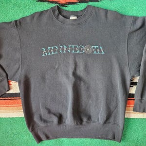Vintage '90s Embroidered Graphic Crewneck Sweatshirt - Minnesota Wintertime Fun