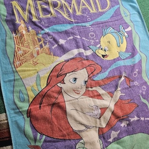 Vintage '90s Disney The Little Mermaid Graphic Beach Towel with Ariel, Flounder, & Sebastian afbeelding 2