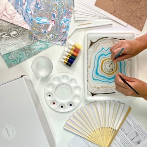 Zestaw do samodzielnego wykonania marmurkowego dzieła sztuki dla dzieci, Montessori Homeschool Family activity, Zestaw do tworzenia notatników, Zestaw upominkowy Suminagashi do łagodzenia stresu, Zrób to sam