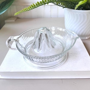 Vintage 1950s Large Glass Citrus Juicer Reamer, MCM Mid Century Ribbed Clear Glass with Handle & Pour Spout, Kitchen Collectible, Juice