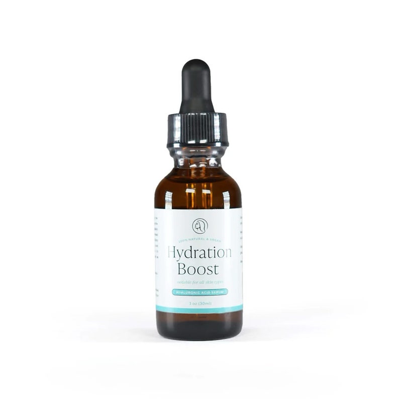 Puede incluir: Una botella de vidrio marr&oacute;n con un gotero negro. La botella est&aacute; etiquetada con "Hydration Boost" con el texto "1 oz (30ml)" en la parte inferior. La etiqueta es blanca con texto azul y un peque&ntilde;o logotipo de una cabeza de caballo.