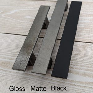 Tirador de cajón de acero artesanal: herrajes para muebles industriales texturizados