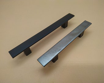 herrajes para muebles de acero texturizado. El estilo industrial en cada detalle saca un toque único a tu cocina