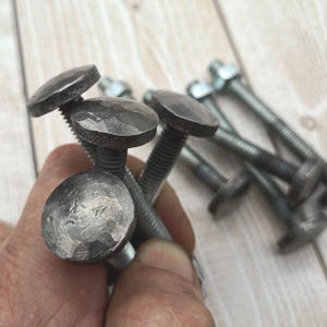 Bulloni a testa bombata forgiati a mano – Rustic Industrial