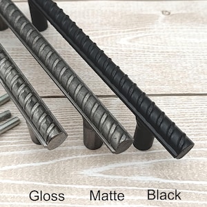 Maniglie per cassetti in acciaio industriale contemporaneo, che aggiungono un fascino rustico ai tuoi interni