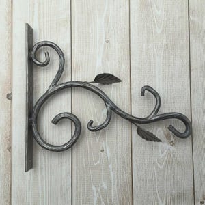 Gancho para plantas de hierro forjado a mano: diseño de rama de árbol