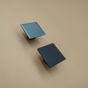 Vierkante stalen kastknop: matzwart of geborsteld staal, modern industrieel