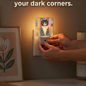 Retro Cat Night Light: Vintage-Style Plug-In Ambient Lamp