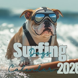 Könnte beinhalten: Eine Bulldogge mit Brille und Geschirr surft auf einem Surfbrett im Meer. Das Bild hat den Text "Surfing Dogs Calendar 2026" in einer stilisierten Schriftart. Der Hund ist braun und weiß mit einem schwarzen Geschirr.
