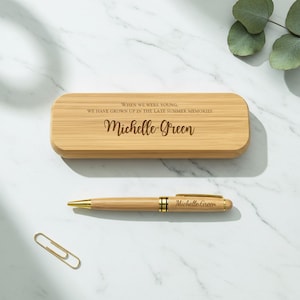 Monogrammiertes Erinnerungs-Stiftset, personalisiertes Holzetui mit goldfarbenen Akzenten