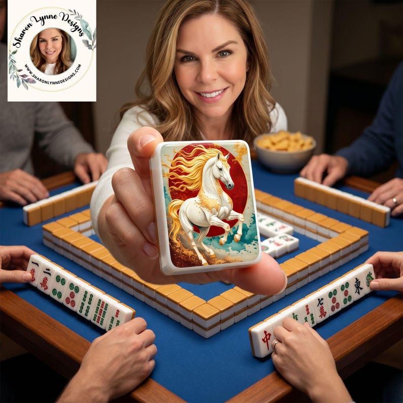 Puede incluir: Una ficha de mahjong rectangular que muestra un caballo blanco con crines y cola doradas, sobre un fondo circular rojo con detalles en azul y oro. La ficha se sostiene frente a una mesa de juego azul con otras fichas de mahjong dispuestas.