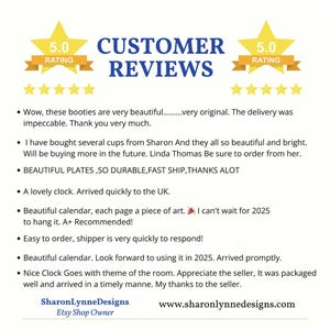 K&ouml;nnte beinhalten: Bild mit Kundenbewertungen und einer Bewertung von 5,0. Der Text enth&auml;lt positives Feedback zu verschiedenen Produkten wie Stiefeletten, Tassen, Uhren und Kalendern. Der Name und die Website des Shop-Inhabers werden ebenfalls angezeigt.
