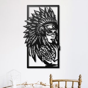 Op de afbeelding: Zwarte metalen wandkunst met een vrouw die een hoofdtooi met veren en een droomvanger draagt.