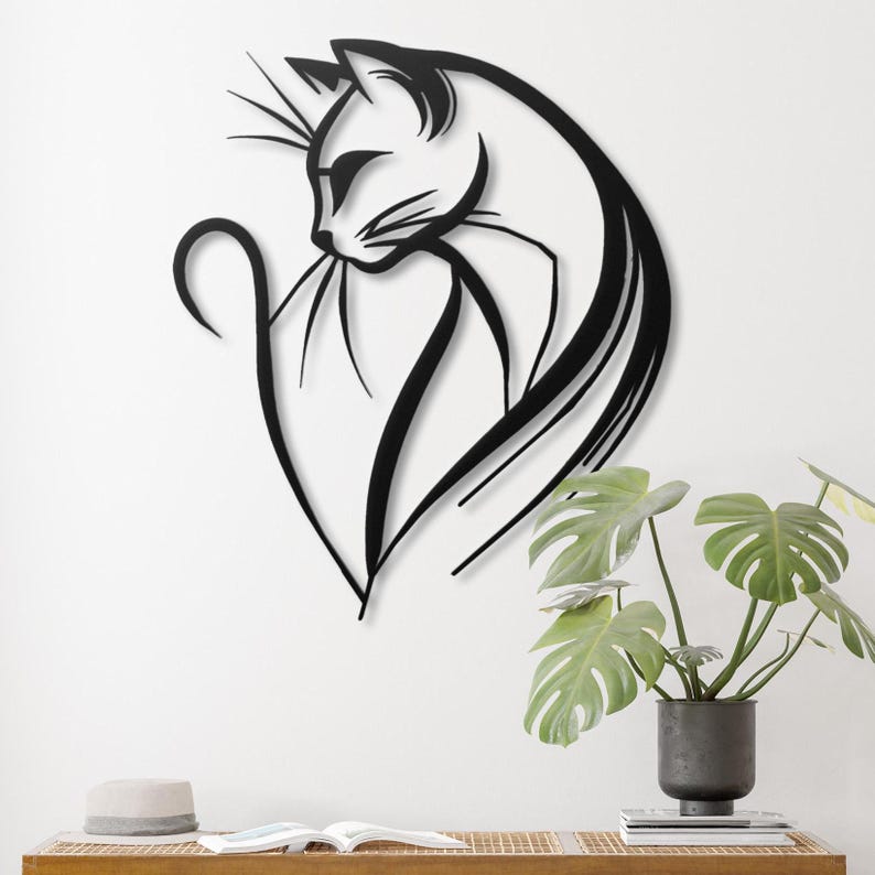 Puede incluir: Arte de pared de metal negro que representa un gato estilizado con una cola larga y fluida. El gato est&aacute; mirando hacia la izquierda y tiene un dise&ntilde;o elegante y moderno.