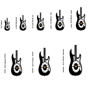 K&ouml;nnte beinhalten: Eine Sammlung von acht schwarz-wei&szlig;en gitarrenf&ouml;rmigen Wanduhren mit goldenen Zeigern, dargestellt in aufsteigenden Gr&ouml;&szlig;en von 50 cm bis 120 cm, wobei jede Uhr zur Gr&ouml;&szlig;enreferenz mit ihrer H&ouml;he in Zoll und Zentimetern beschriftet ist.
