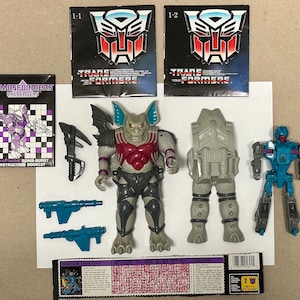 Transformers Mega Pretenders - Figurine articulée Decepticon Bomb-Burst avec instructions, encarts d'offre bilingues et carte de statistiques presque terminée