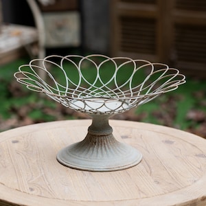 Vintage Wire Basket Rustic Metal Urn Planter Distressed Metal Decorative Bowl Floral Display Garden Plant Bowl Shabby Chic Farmhouse Decor