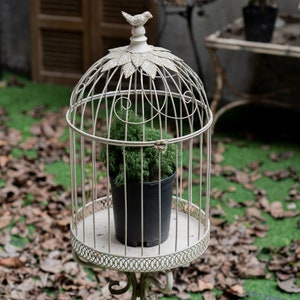 Vintage metalen decoratieve vogelkooi Rustiek bruiloft decor Vogelkooi op standaard buitentuinornament Bloemenplantendisplay