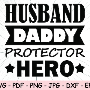 Puede incluir: Diseño gráfico en blanco y negro con las palabras "HUSBAND DADDY PROTECTOR HERO" en negrita. Dos estrellas negras flanquean la palabra "HERO". La parte inferior del diseño incluye abreviaturas de tipo de archivo: SVG, PDF, PNG, JPG, DXF y EPS.